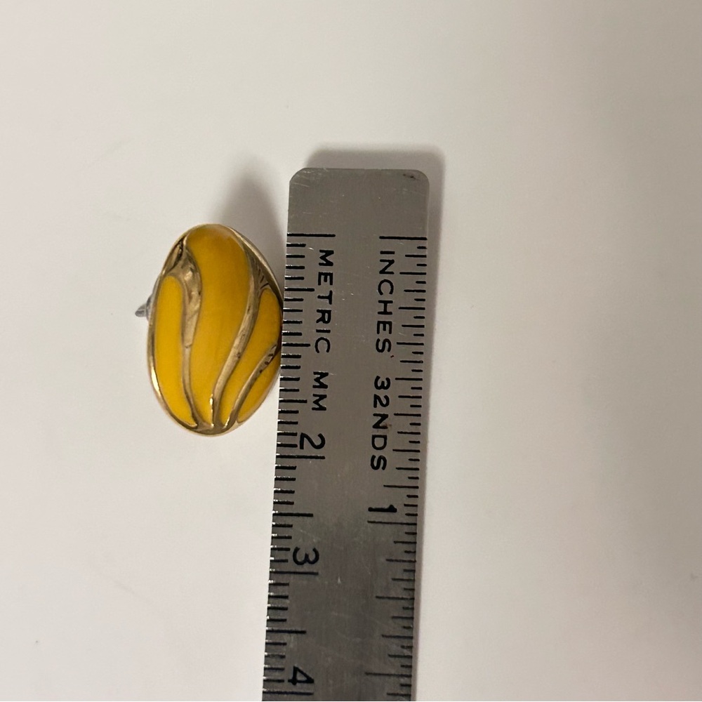 Vintage Groovy 2 cm Shiny Gold Tone Yellow Classic Pierced Earrings Y2K Style - Picture 8 of 9